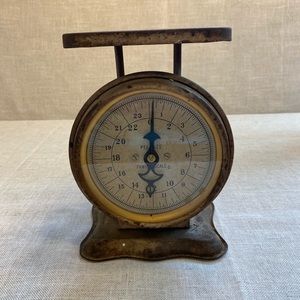 Vintage Pelouze manufacturing family scale.